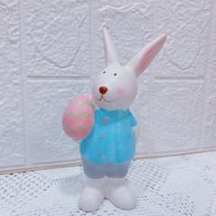 Coelho Azul de Cerâmica com Ovo Rosa P - comprar online