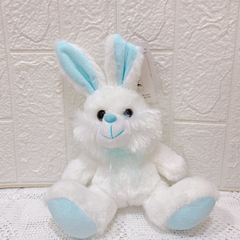 Coelho de Pelucia com Laço no Pescoço na internet