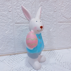Coelho Azul de Cerâmica com Ovo Rosa P