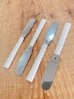 Kit com quatro Espátulas Brancas
