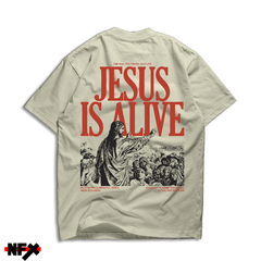 Camiseta Oversized "Jesus is Alive”