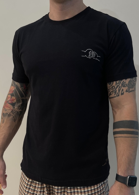 CAMISA BORDADA PUNHO CERRADO - PRETA
