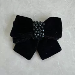 Laço Tulipa Veludo Preto Bordado Pedras - M.T.A.S