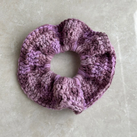 Scrunchie Bianca Crochê Lilás Feito a Mão