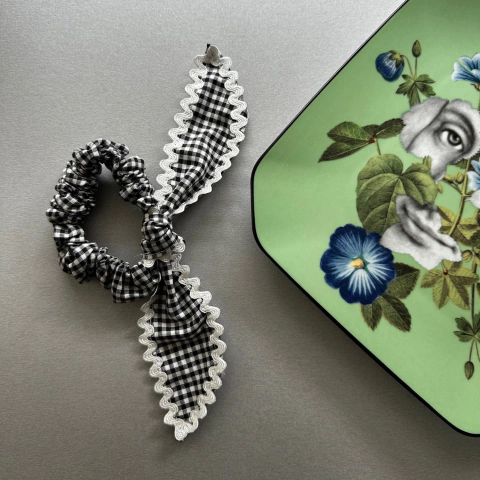 Scrunchie Luciana com Laço Xadrez Feito a mão