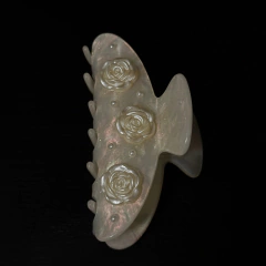 Presilha Betha Branca com pedraria na internet