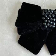 Laço Tulipa Veludo Preto Bordado Pedras na internet