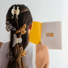 Presilha de Cabelo Trysta Flores e Brilhos na internet