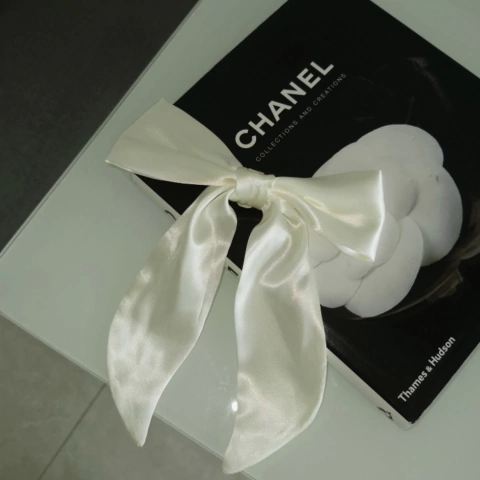 Laço Camélia Cetim Off White