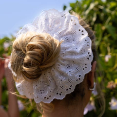 Elástico Scrunchie Peônia Branco Laise na internet