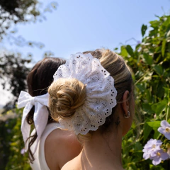 Elástico Scrunchie Peônia Branco Laise