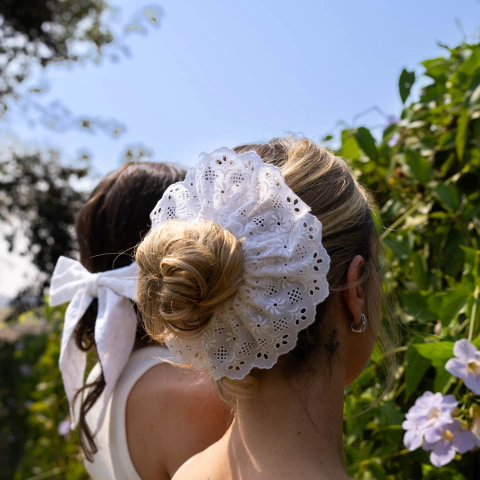 Elástico Scrunchie Peônia Branco Laise