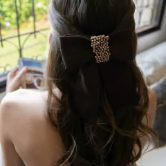 Laço Orquídea Marrom Linho Bordado