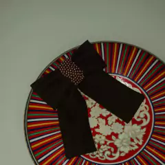 Laço Orquídea Marrom Linho Bordado - comprar online