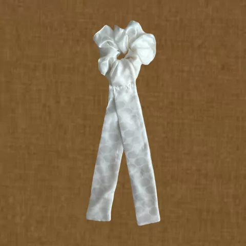 Elástico Scrunchie Lírio Caidinho Branco Estampa Bolas