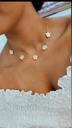 Colar flor encantador