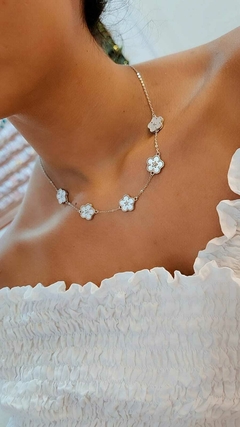 Colar flor encantador (branco) - comprar online