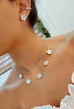 Colar flor encantador (branco) na internet
