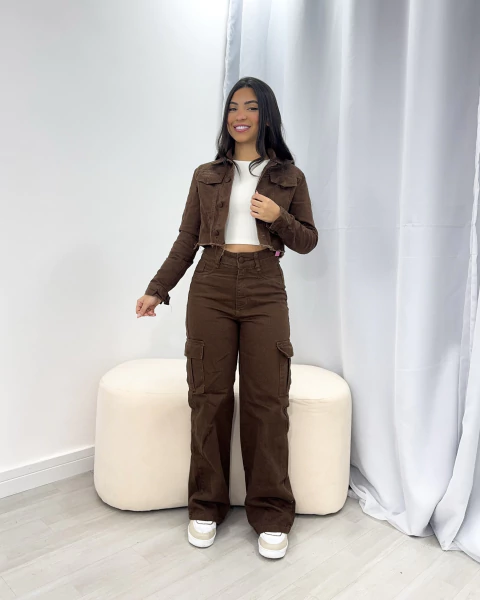 Calça cargo marrom botão encapado