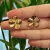 BRINCO CHAPA ORGÂNICA FLOR FOLHEADO EM OURO 18