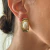 MAXI BRINCO RETANGULAR DOURADO COM PEROLA OVAL