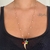 COLAR LONGO COM PÉROLAS E PINGENTE DENTE DE ELEFANTE FOLHEADO EM OURO 18K - comprar online