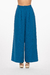 Pantalón ancho de pinzas en tono azul, con un diseño elegante y fluido. Mod. Yasmin sku. 34936