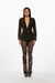 Conjunto de pantalón con perlas y un blazer negro, destacando su diseño elegante y moderno. Mod. Raizel Sku. 33886