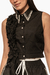 Top camisero manga sisa con detalles de volantes y pedrería en el cuello. Mod. Mona Sku. 34404