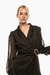 Romper negro con cinturón de hebilla abstracta, con diseño de mangas transparentes y corte elegante. Mod. Sira Sku. 33955