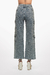 Pantalón cargo de mezclilla con bolsillos laterales, de corte ancho y color azul claro. Sku. 33212