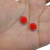 Duas rosas de resina vermelha de 10mm com furo