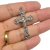 Pingente de cruz com Cristo em níquel, medindo 43x26mm