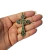 Pingente de cruz em metal com detalhes ornamentais.