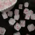 Entremeios quadrados de miçangas transparentes com detalhes rosa