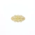 Tag de metal dourado em formato de flor, medindo 45x23mm, com detalhes vazados e ornamentação delicada.
