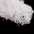 Vidrilhos leitosos em tons de branco e transparente, com reflexos iridescentes