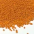 Miçangas pequenas na cor leitosa em tom laranja