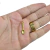 Pingente dourado em formato de colher, medindo 26x6mm
