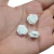 Três rosas de resina brancas de 16mm com furo