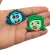 Dois apliques emborrachados coloridos representando emoções, segurados em uma mão. Um é azul com cabelo cacheado, e o outro é verde com cabelo liso.