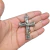 Pingente de cruz metálica com figura de Cristo