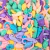 Miçangas coloridas em formato de criaturas marinhas, incluindo estrelas do mar, cavalos-marinhos e conchas, ideal para artesanato infantil.