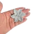 Flor de strass com detalhes brilhantes