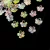 Conjunto de pedrarias acrílicas coloridas em formato de flor, com efeito furtacor
