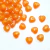 Pérolas de acrílico em formato de coração, na cor laranja