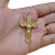 Pingente dourado de cruz com figura de Cristo