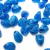 Pérolas de resina azul em forma irregular, destacando detalhes de textura e brilho.