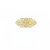 Tag de metal dourado em formato floral, medindo 57x24mm, ideal para decoração de peças artesanais.