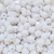 Quadrados passantes leitosos de 10x10mm, em uma mistura de pedrarias brancas.